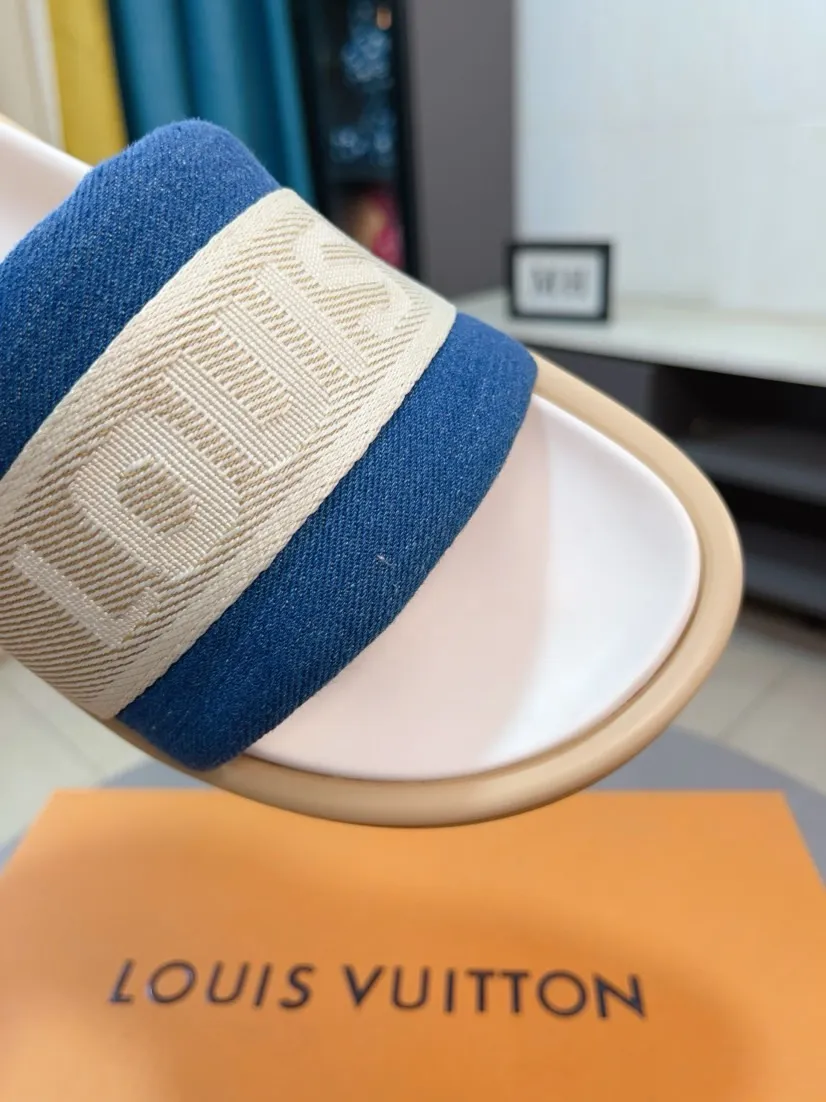 Ex-factory price 360🌹🌹 (lv-Louis Vuitton) New men's slippers, high-end boutique, exquisite embossed logo decoration on the upper, fine workmanship, super soft soles, casual, loose and comfortable, a must-have in summer! \nsize：38-44